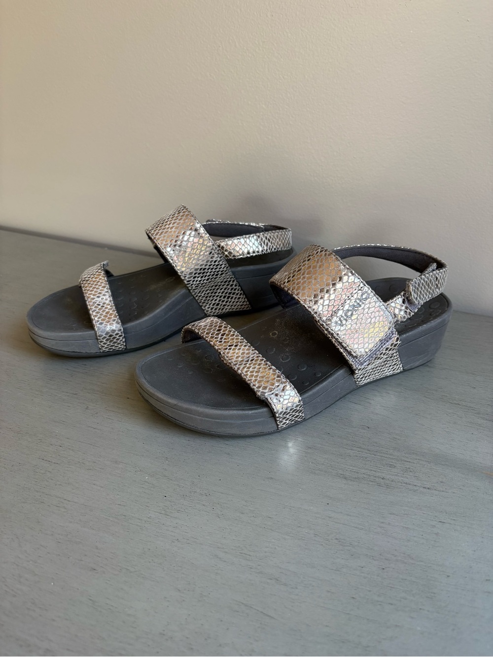 Vionic Pacific Bolinas Pewter Snake Wedge Sandals Orthopedic Comfort Women 7